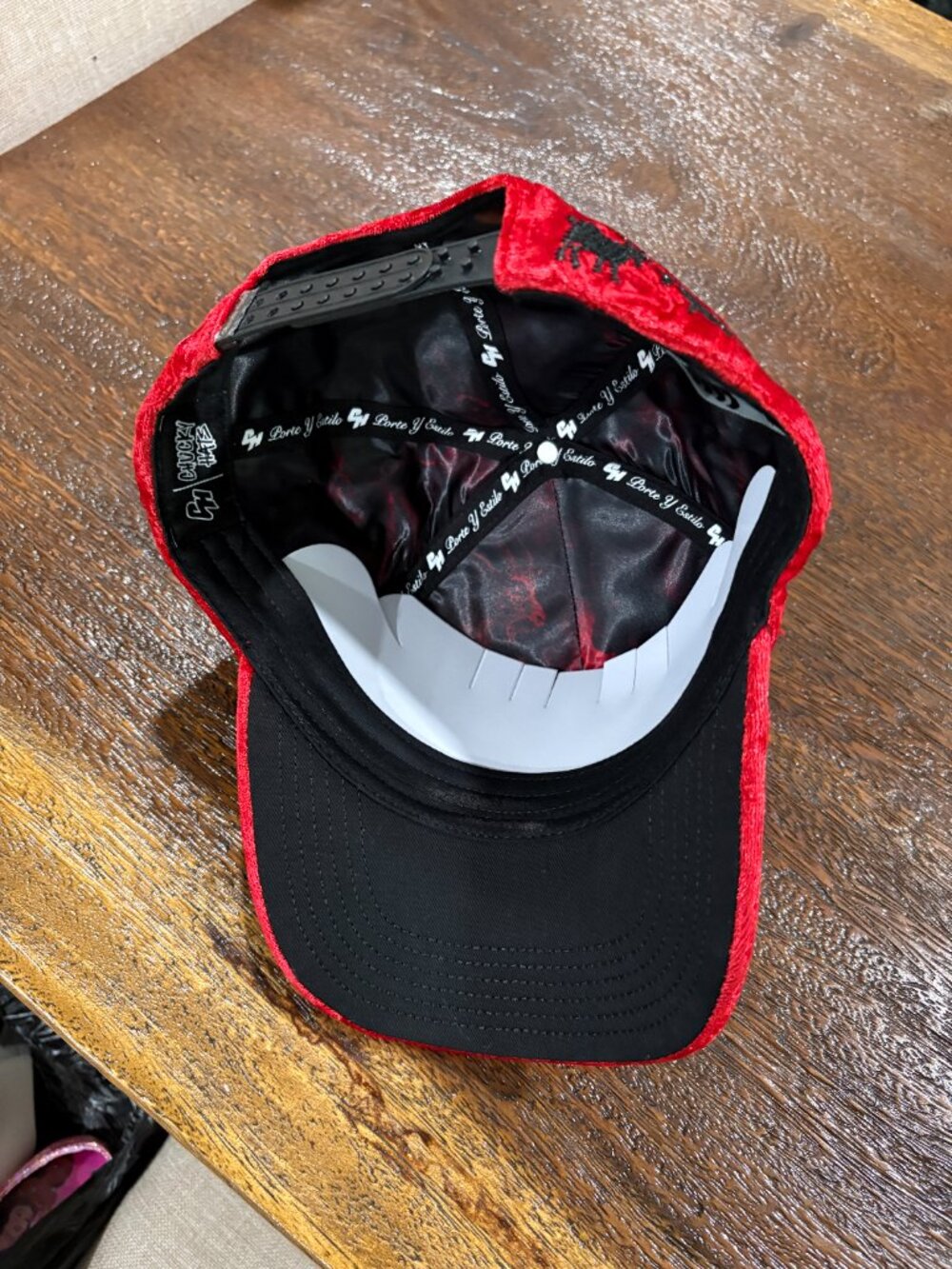 CH Chucky Hats  Porte Y Estilo Red Velvet Devil Medallion Sequin Black Horror - Picture 6 of 6